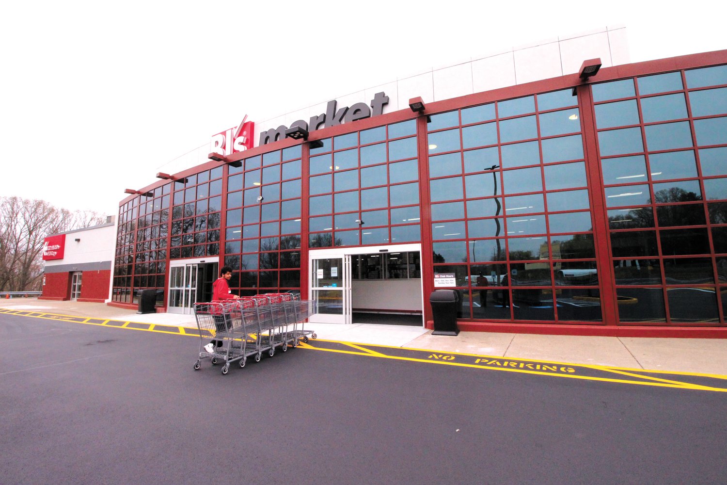 WHERE TOYS “R” US USED TO BE: The new BJ’s adjacent to Midland Commons doesn’t carry all the merchandise of its big box cousins. It’s designed more for convenience in and out shopping. (Warwick Beacon photos)
